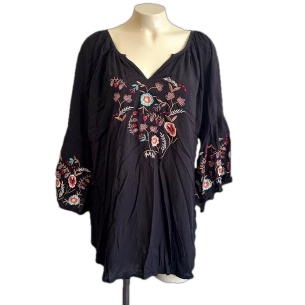 Solitaire Black Embroidered V-Neck Peasant Top Ruffled Sleeves 1X NWT